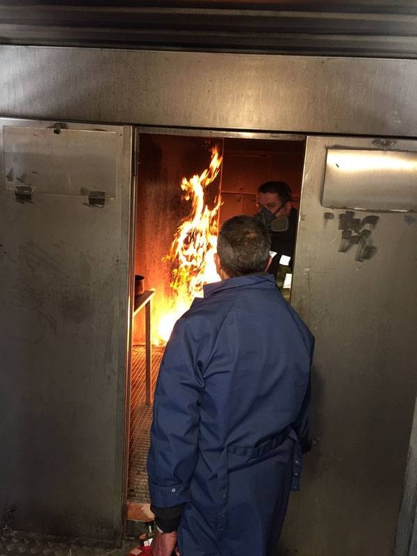 brand met een poederblusser_1 AMAB opleiding brandbestreiding