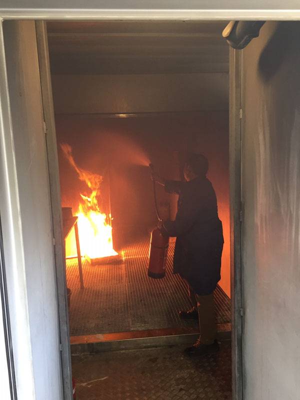 brand met een schuimblusser AMAB opleiding brandbestreiding
